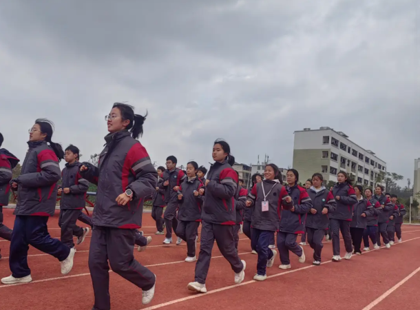 孩子们也从被动听讲转向自动探求成果但更重要的是学习状况的变化 孩子们也从被动听讲转向自动探求成果但更重要的是学习状况的变化