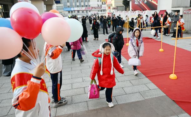 通过科技进讲堂激起学生对科技的兴趣引导他们在探究中生长