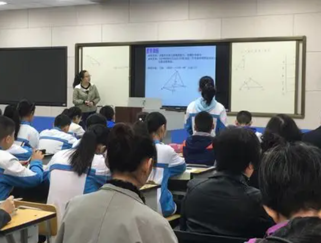 教师对扩音的刚需自然降低城乡差异反映出教室环境规划的距离 教师对扩音的刚需自然降低城乡差异反映出教室环境规划的距离