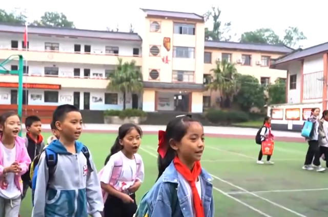 校园还把防溺水安全教育讲堂搬到河滨专业人员进行现场教学