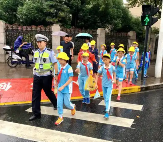 护学整治针对初中生所面对的常见交通问题安全宣教入学校