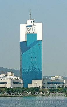 但是奶奶一个人带两个孩子确实难度太大